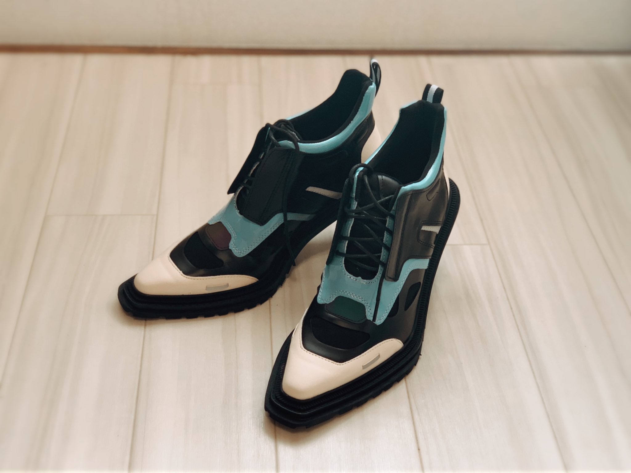 スニーカー 新品 ヒールスニーカー ヴァリーティタアンクルブーティの