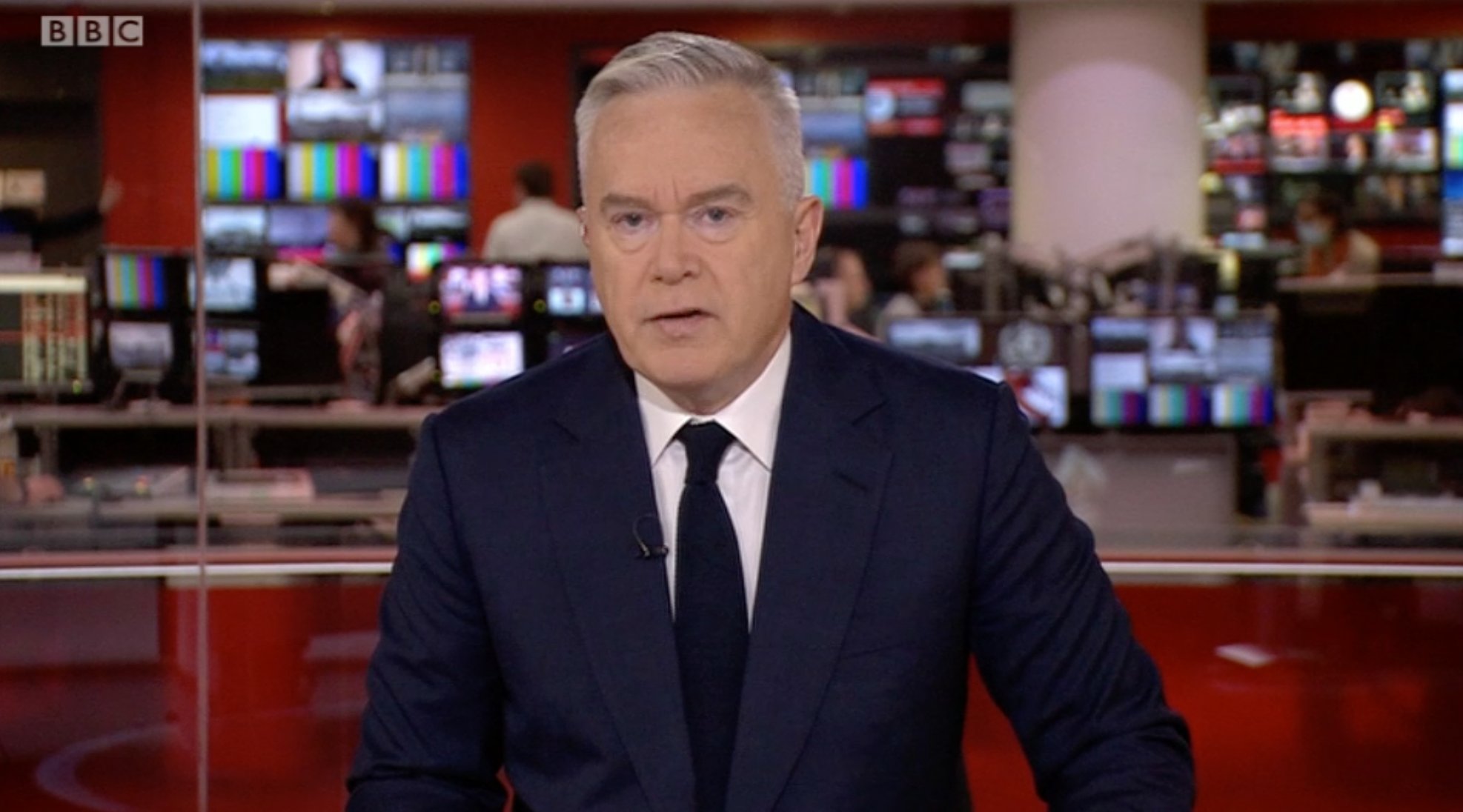 Scott Bryan on Twitter: "Huw Edwards is now presenting on BBC One, BBC World News and others wearing a black tie. https://t.co/Q1HOqLD2MT" / Twitter
