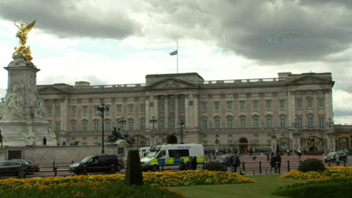 NIKK_ismy_NAME's tweet photo. BANDIERA A MEZZ'ASTA SU BUCKINGHAM PALACE.... anche il cielo si è ingrigito per questa triste notizia...
RIP 💔 #PrincePhilip #DukeofEdimburgh #princeconsort #GreatBritain #RoyalFamily #Windsor #Mountbatten #QueenElizabeth #RIP #9aprile #9aprile2021 #BuckinghamPalace #britishflag https://t.co/AHzvgcLdrc