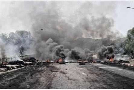 Military junta killed over 30 civilians in Bago today and they pile up together all dead bodies and some guys who can survive, though they have got injured, to be dead soon. Helpless and poor Myanmar people!! #WhatsHappeningInMyanmar #Apr9Coup #MilkTeaAllianceMyanmar