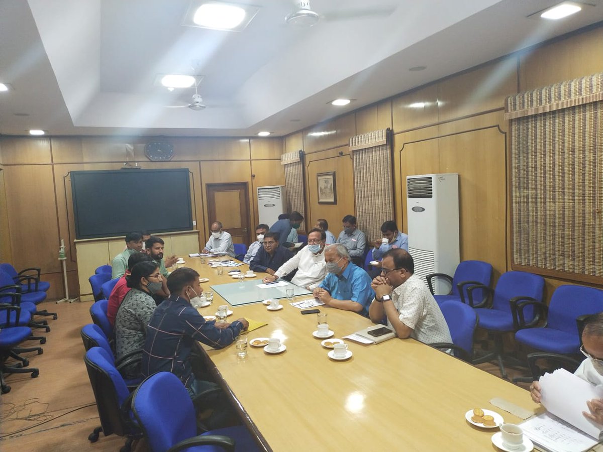 आज सचिवालय में मंत्रिमंडल सब कमेटी की मीटिंग हुई जिसमें मंत्री बीडी कल्ला जी सुभाष गर्ग जी राजेंद्र यादव जी और कार्मिक सेक्रेटरी हेमंत गेरा जी सहित चिकित्सा व ऊर्जा विभाग के अधिकारी शामिल हुए
कई भर्तियों को लेकर वार्ता हुई और वार्ता में जो हल निकला उसको लेकर रात 8 बजे लाइव रहूंगा