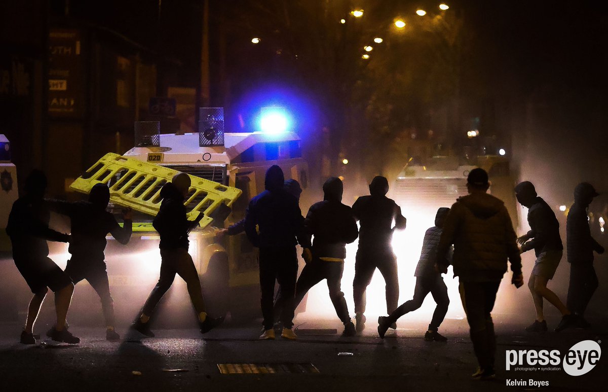 Que ce soit à  #Belfast ou à  #Derry des jeunes attaquent les forces de l’ordre, incendient des véhicules, expriment leur rage et leur impuissance. Si ces images sont relativement courantes au nord, deux détails rendent cet événement assez unique. (2/18)