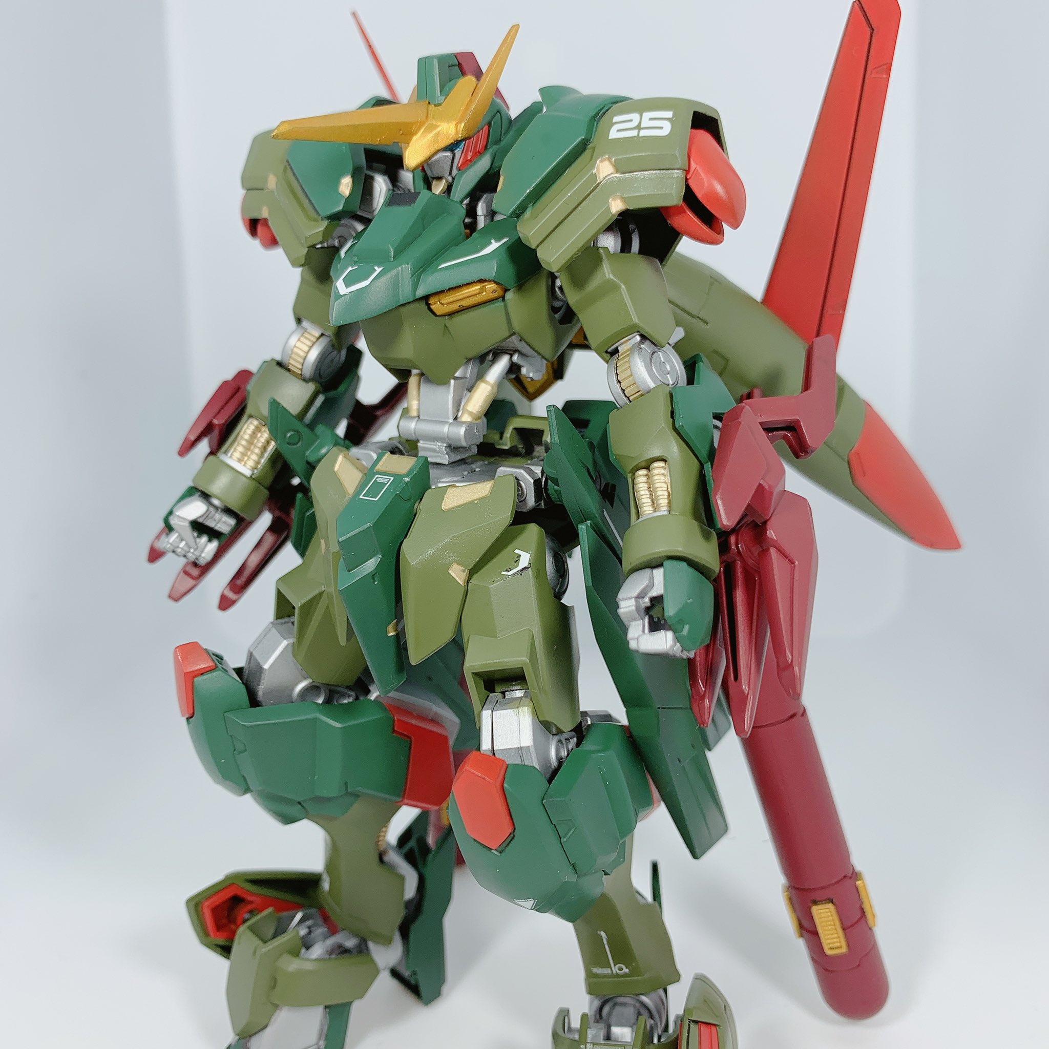 しゅがー Auf Twitter 1 144 Hg ガンダム端白星 改造完了 端白星のパーツ差し替え 整形 各種パーツを追加して 全塗装で半光沢仕上げしました 腰に追加したブースターで特攻して一気に殲滅戦を行うイメージで作ったので ガンダムフレームの