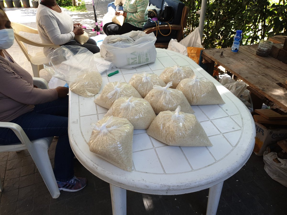 La distribution alimentaire se poursuit ici sans discontinuer depuis 10 mois maintenant.

50 travailleurs et travailleuses migrants bénéficient de notre programme chaque semaine. #Liban #beyrouth