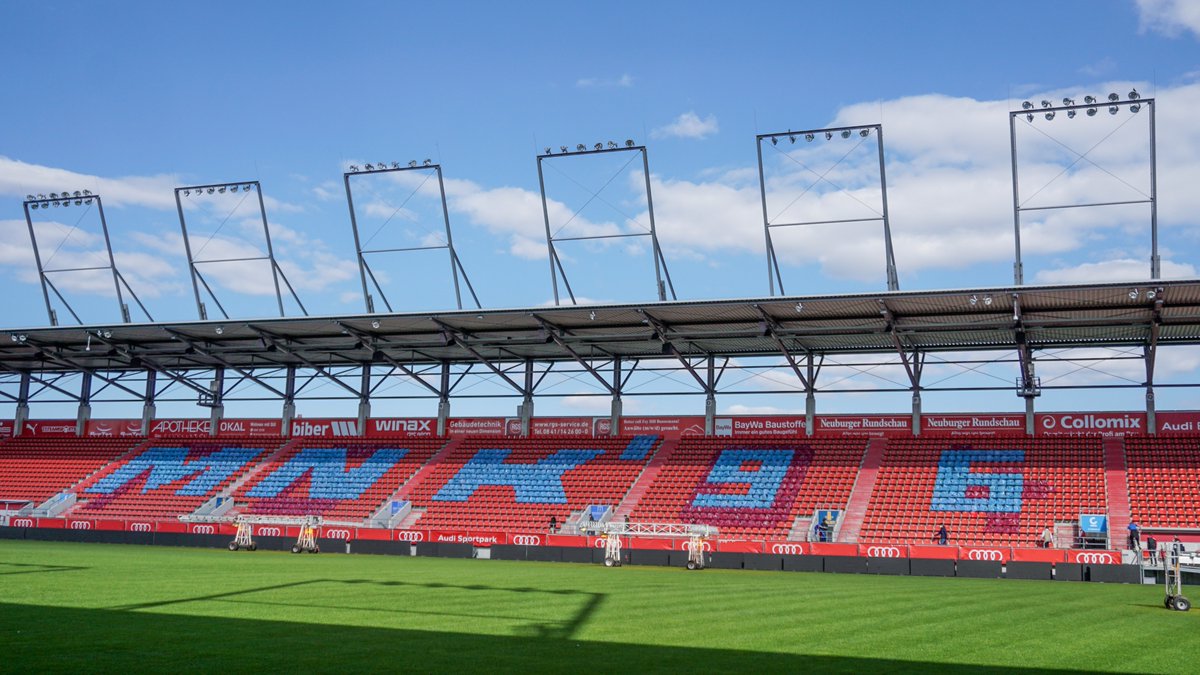 Schanzer's tweet image. CHOREO FÜR DIE FREUNDSCHAFT 🤝🇫🇷⚫️🔴
Gegen Bayern II gratulieren #Schanzer Fans der Malherbe Normandy Kop (größte Fangruppe des französischen Klubs @smcaen) auf besondere Art zum 25. Geburtstag 👏 Seit Jahren besteht zwischen FCI- &amp;amp; Caen-Anhängern eine enge Fanfreundschaft.