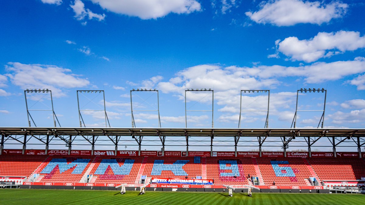 Schanzer's tweet image. CHOREO FÜR DIE FREUNDSCHAFT 🤝🇫🇷⚫️🔴
Gegen Bayern II gratulieren #Schanzer Fans der Malherbe Normandy Kop (größte Fangruppe des französischen Klubs @smcaen) auf besondere Art zum 25. Geburtstag 👏 Seit Jahren besteht zwischen FCI- &amp;amp; Caen-Anhängern eine enge Fanfreundschaft.