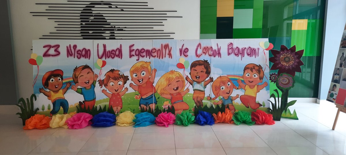 Tuzla Doğa ilkokul öğrencilerimizin çalışmalarından oluşan 23 Nisan sergimiz ve lobi görselimiz.. 🤗 @acrznp