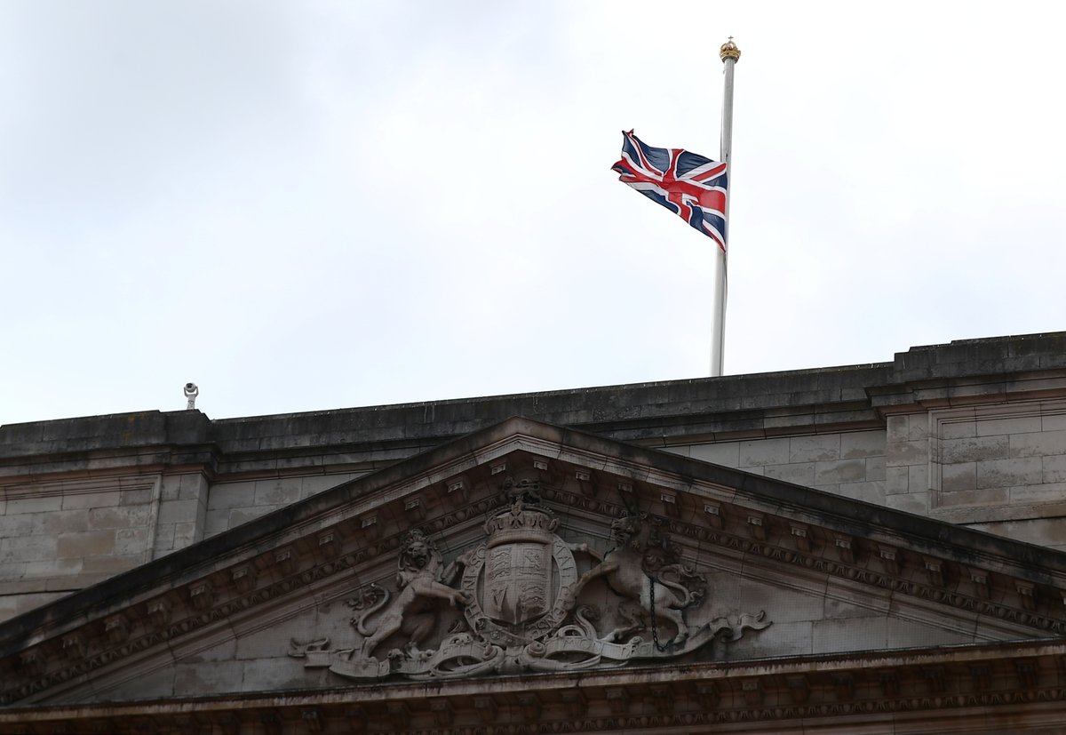 🇬🇧Así anunciaron la muerte del príncipe Philip. 

Un comunicado fue colocado en la cerca del palacio de #Buckingham con la bandera de #ReinoUnido a media asta. 

📸 Reuters 

#DukeofEdinburgh #PrincePhilip