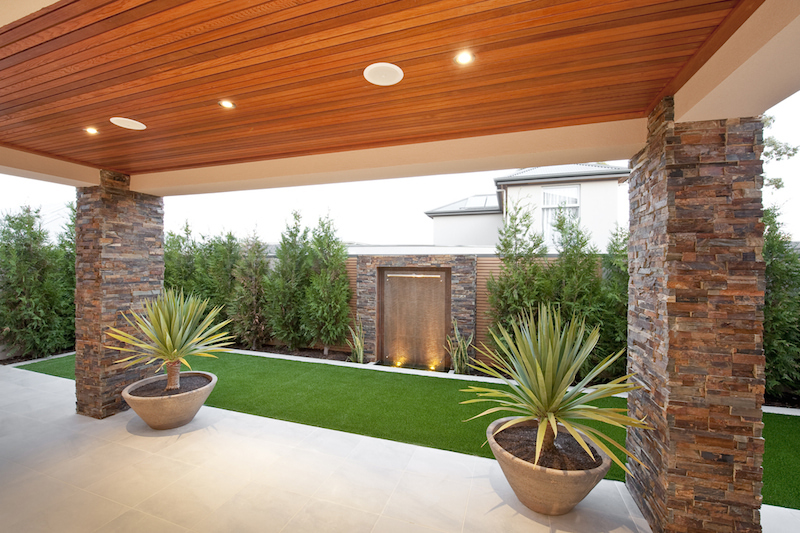 Essa é uma ótima opção para trazer um pouco mais de verde para o ambiente. Você pode ter o jardim e não precisa ser uma experiência estressante. O baixo custo de manutenção e a durabilidade, são alguns entre tantos outros benefícios que a grama sintética pode proporcionar.