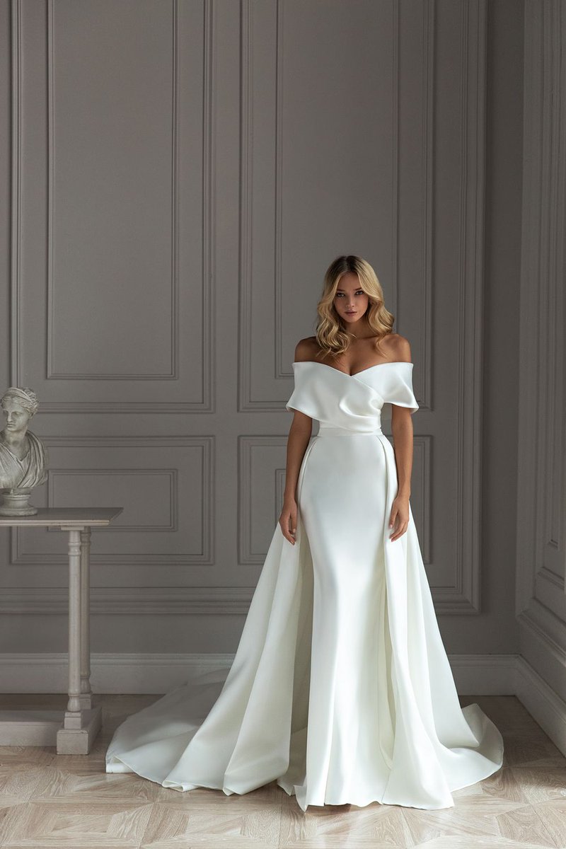 WestcoastweddIr's tweet photo. For today's #FashionFriday let us introduce you the brand Eva Lendel with this fabulous wedding dress made of glossy fabric from the "Less is more" 2021 collection. How perfect is this adjustable skirt?

#evalendel #bridaldesigner #weddingdressinspiration #whitedress #weddinggown https://t.co/HVF7aQE3Az