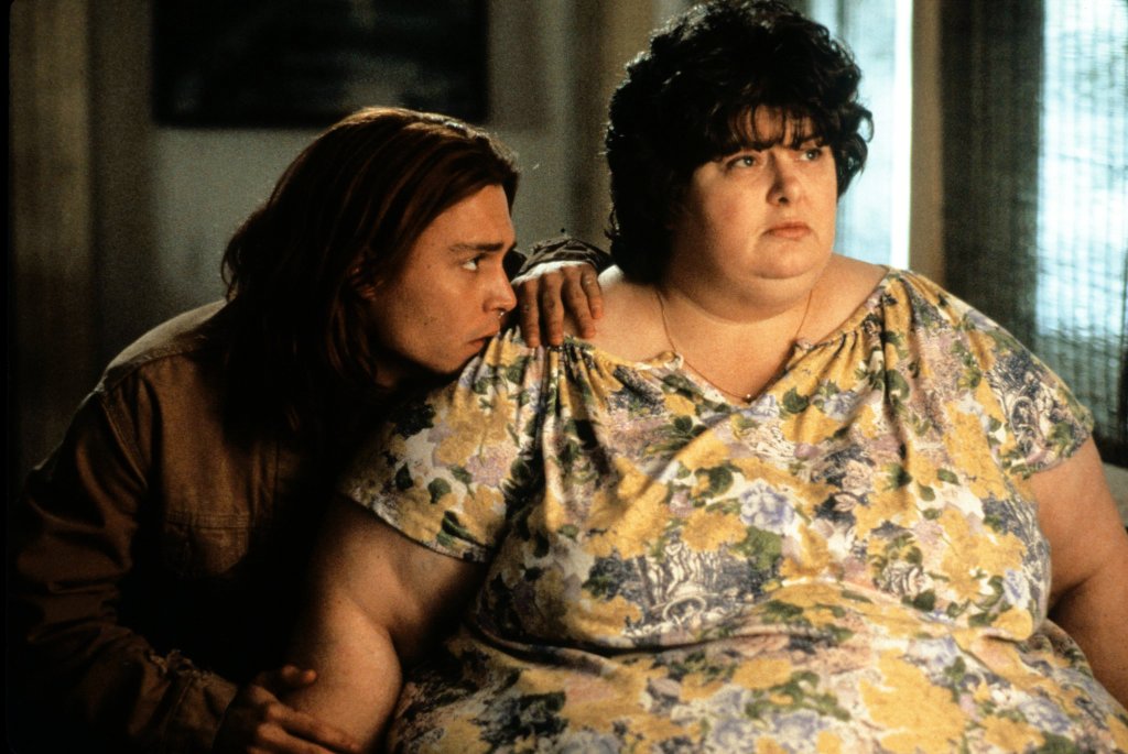 Lors du tournage de Gilbert Grape Johnny s'excusa au près de celle qui jouait le rôle de sa mère étant donné les remarques insultante et grossophobe qu'elle recevais pendant le film 