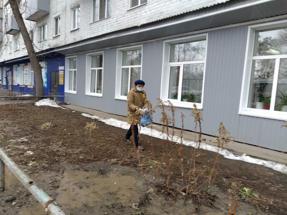 В рамках месячника благоустройства сотрудники городских библиотек принимают участие в субботнике.

#ульяновск #ulsk #благоустройство #субботник #месячник