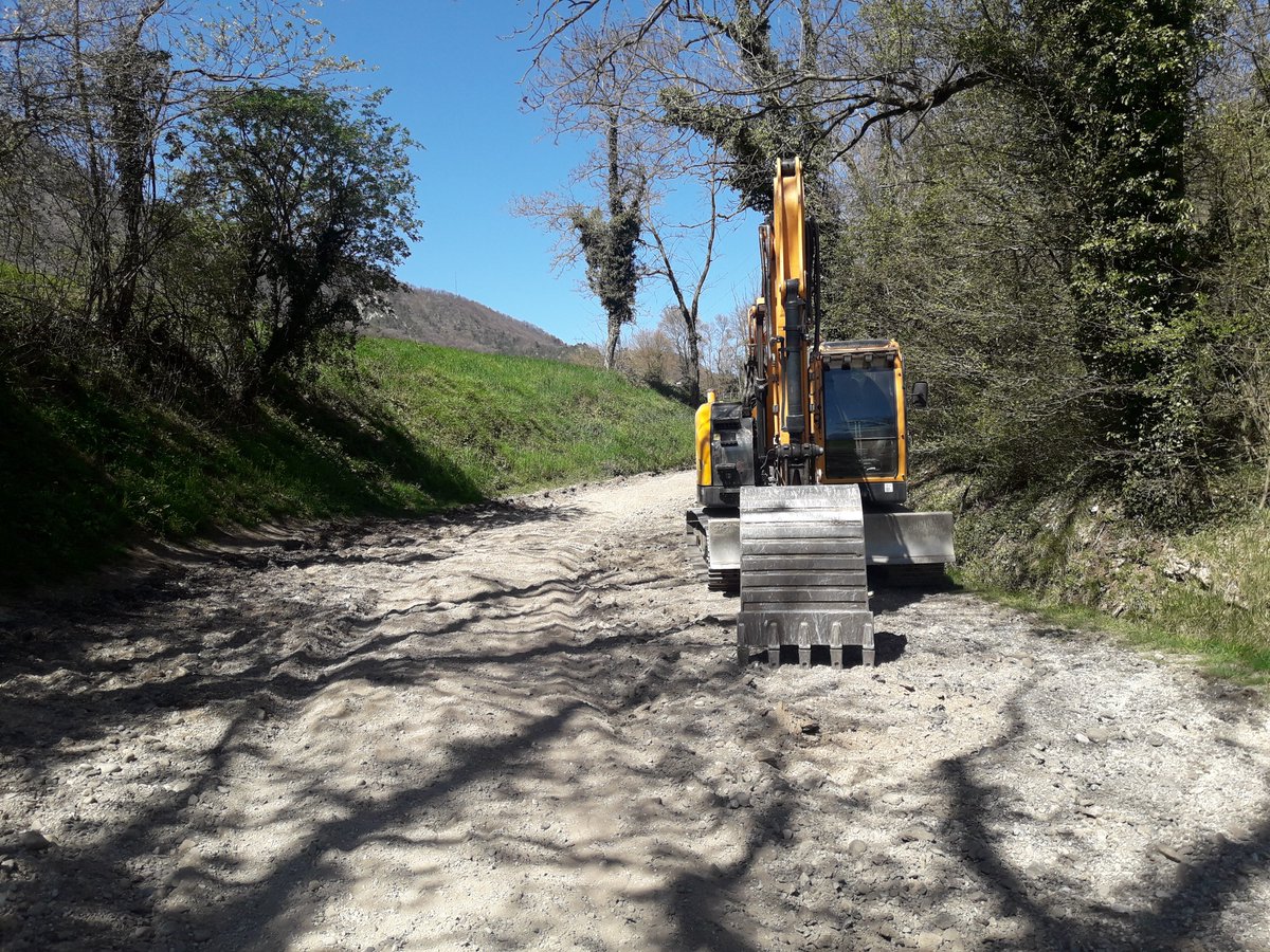 Les travaux de réfection du chemin des cimentiers ont commencé. La circulation pour tous les véhicules est interdite. Un barriérage a été installé de part et d'autre du chemin.