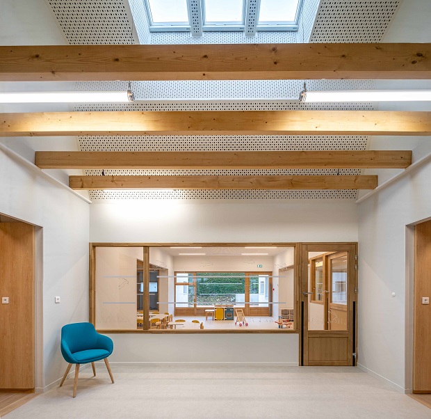 Aujourd'hui, Détails d' #architecture reste en #France et va dans les #Yvelines , à Noisy-le-Roi à la découverte de la charmante crèche signée <a href="/AtelierWRA/">Atelier WRA</a> #teamarchi #bois 
bit.ly/3muYG8j