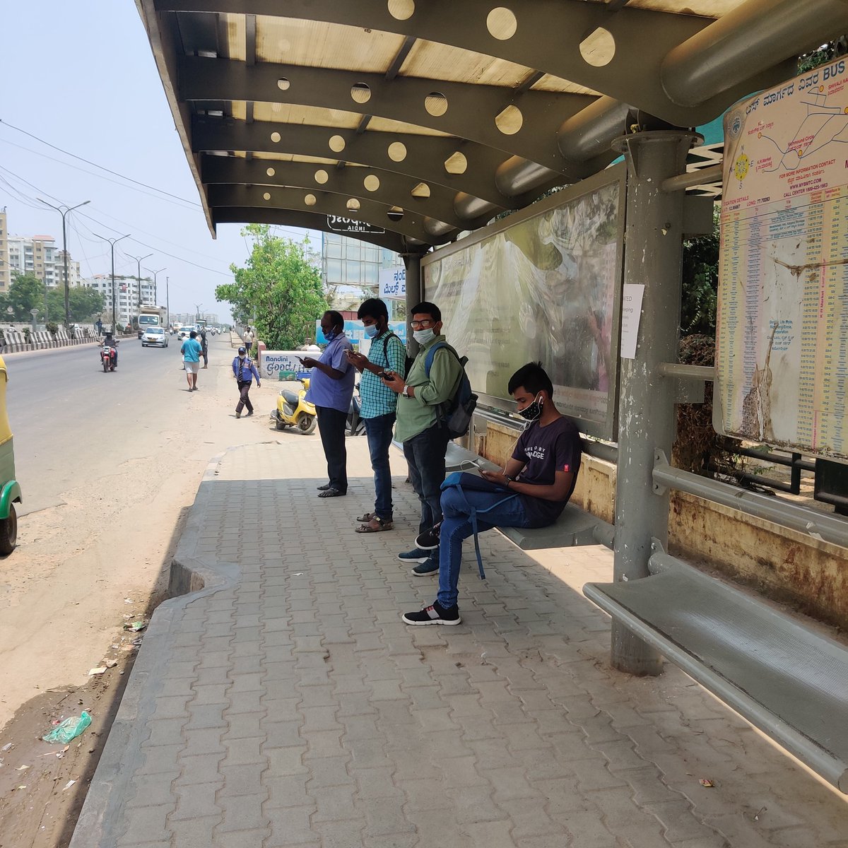 Marathahalli bridge bus stop on Old airport road towards Majestic, before Marathahalli signal. People waiting to go to Shivajinagar, Majestic, Yeshwanthpur etc., no buses of course. Some of them are waiting for over 15 mins at a bus stop where we see buses every few mins. (2/n)