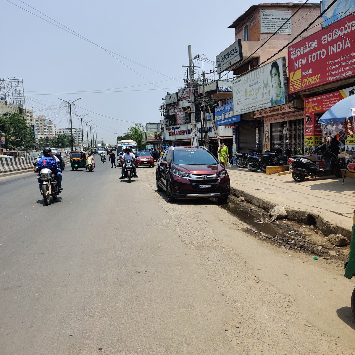 While I was clicking pictures of the opposite side, I saw a van stopping at the bus stop towards Majestic. He took off before I could speak to the 'conductor', but the guy waiting to go to Majestic got on to this bus. The conductor didn't seem keen to take me on board  (4/n)