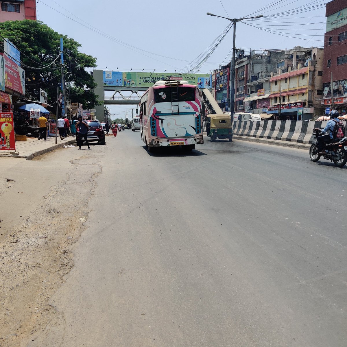 While I was clicking pictures of the opposite side, I saw a van stopping at the bus stop towards Majestic. He took off before I could speak to the 'conductor', but the guy waiting to go to Majestic got on to this bus. The conductor didn't seem keen to take me on board  (4/n)