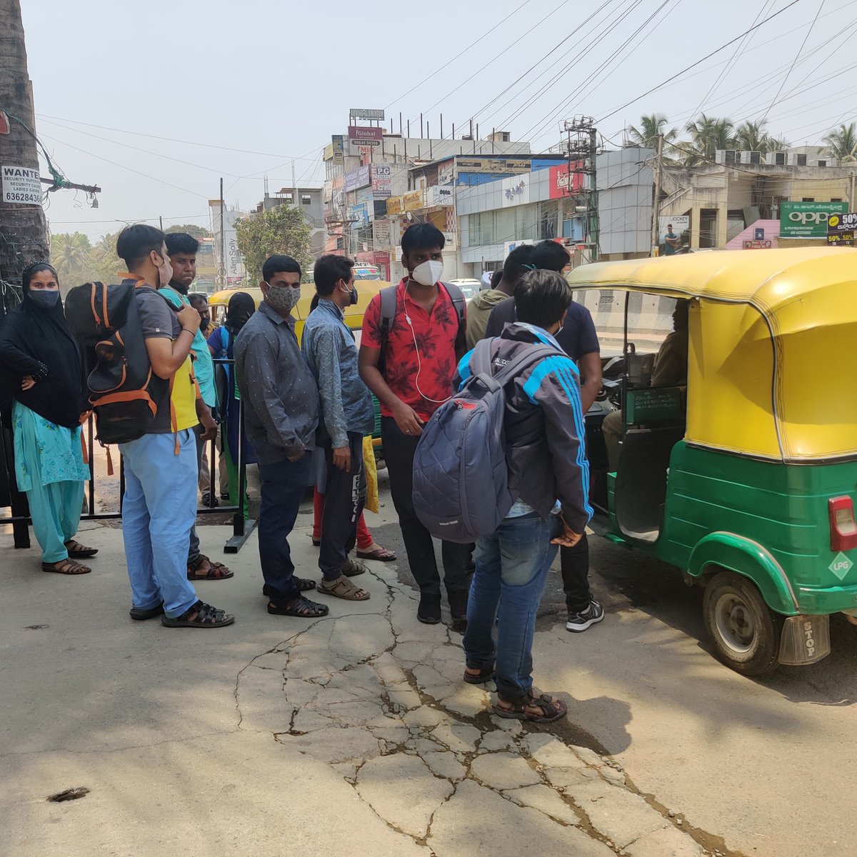 The scene at Marathahalli bridge bus stop towards Majestic (after signal). People are negotiating with autos. I tried to ask for Shivajinagar or Majestic. They said they are only running till HAL or Domlur on shared basis. (5/n)