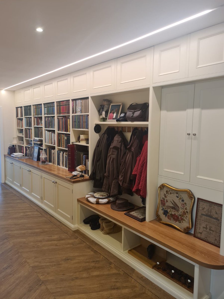 Recently Manufactured and fitted bespoke kitchen, utility, hallway bookcase units and oak staircase at a farmhouse in Cambridge 👌
#Bespoke #custom made kitchens #design #joinery #oak
