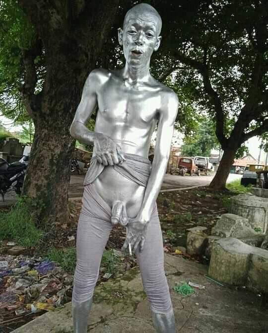 pakantono's tweet photo. dibalik manusia silver yang berpanas panasan dan berusaha menghibur para pengguna jalan, ada kontol yang juga silver https://t.co/XwVMIht4Cl