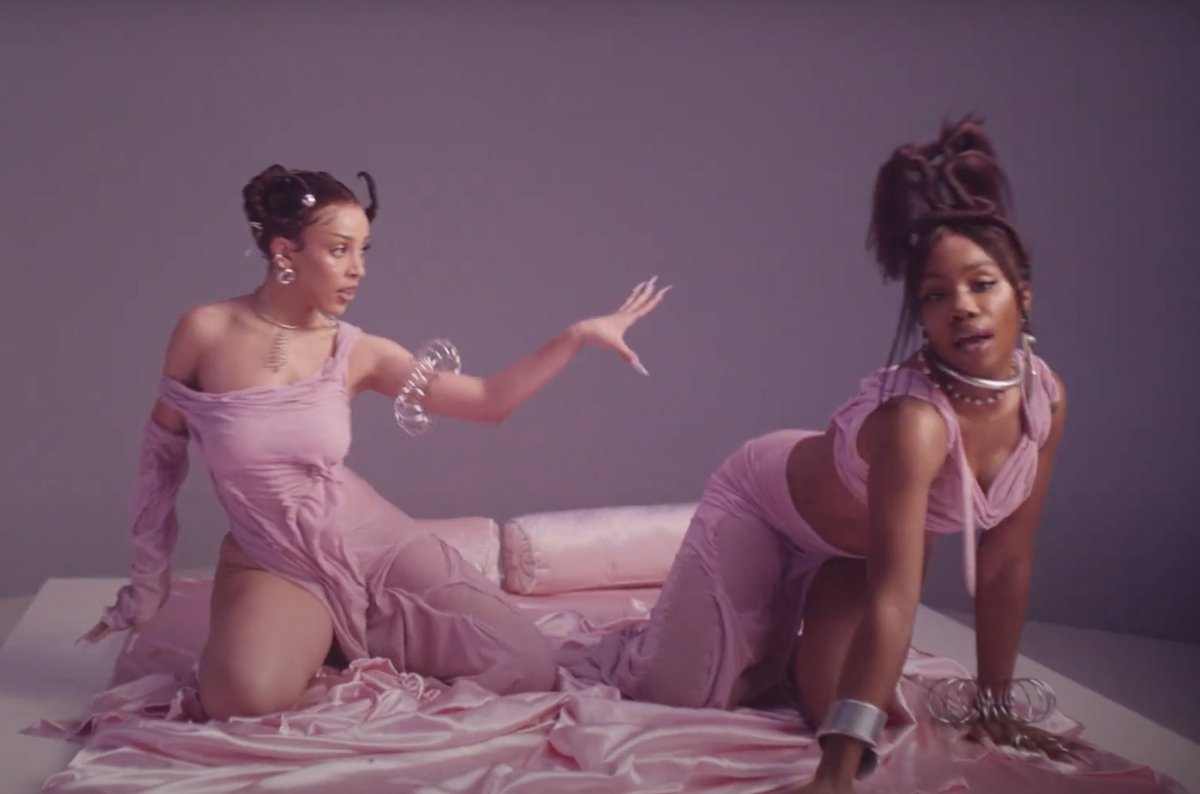 Custom Pink Wetlooks for <a href="/sza/">SZA</a> ✨ and <a href="/DojaCat/">DOJA CAT</a> ✨

for Kiss Me More video out now 

youtube.com/watch?v=0EVVKs…

Styled by Brett Alan Nelson and Dianne Garcia 💕