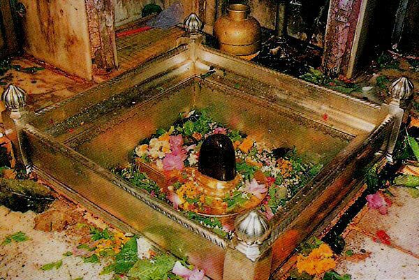 Controversy— We Hindus believe that Lord Vishwanath's self-proclaimed Jyotirlinga is present in the Gyanvapi complex, and want that complex to be excavated, while Muslims opine that there was no temple on that site. Notably, Hindus filed a suit in 1991 citing 3 major demands: