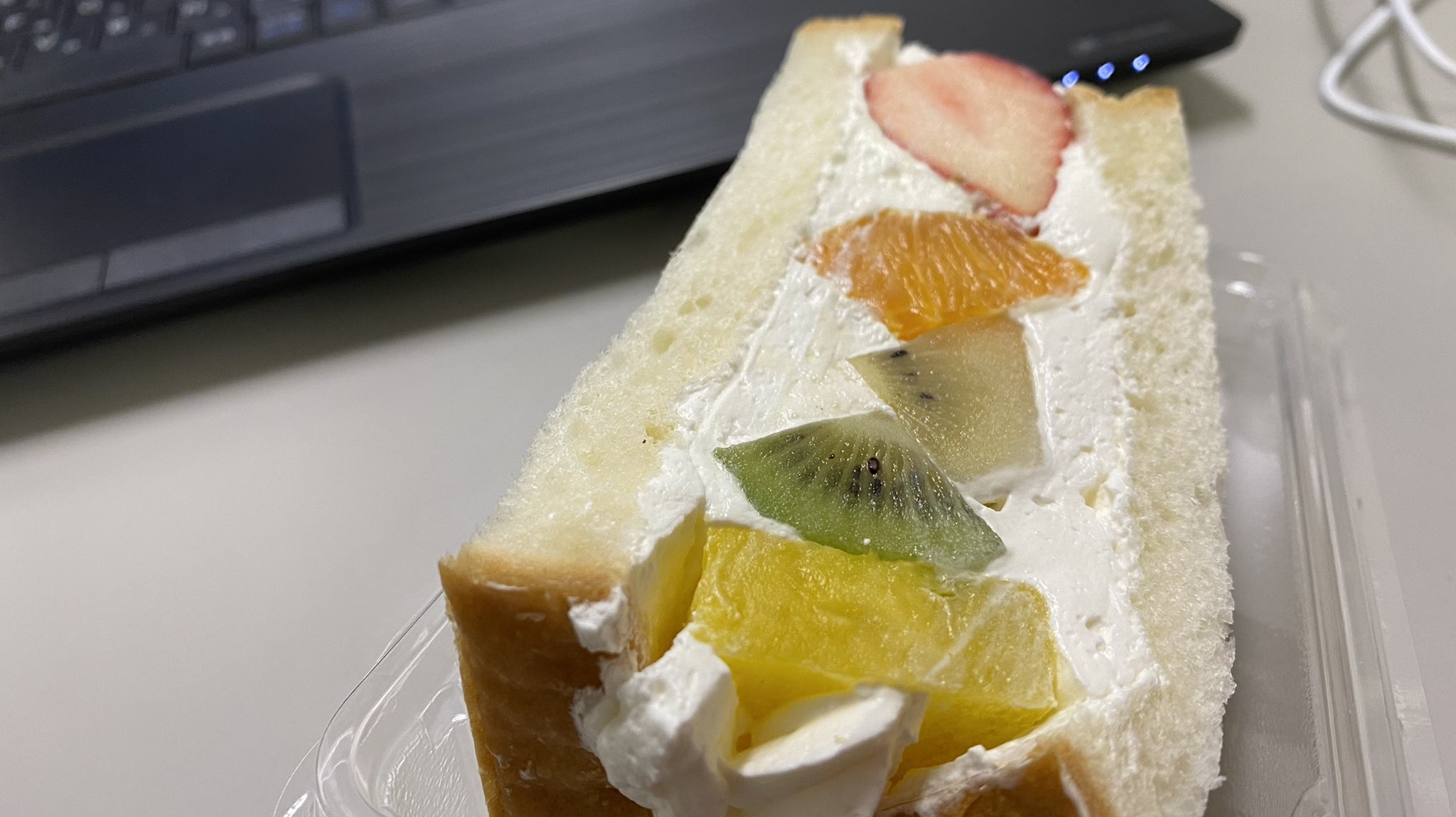 秋田オーパ 仕事中にフルーツサンドを食らう 結果 労働意欲なくなる 骨抜きにされる美味さ クレタsのフルーツサンドは絶品です 2号垢