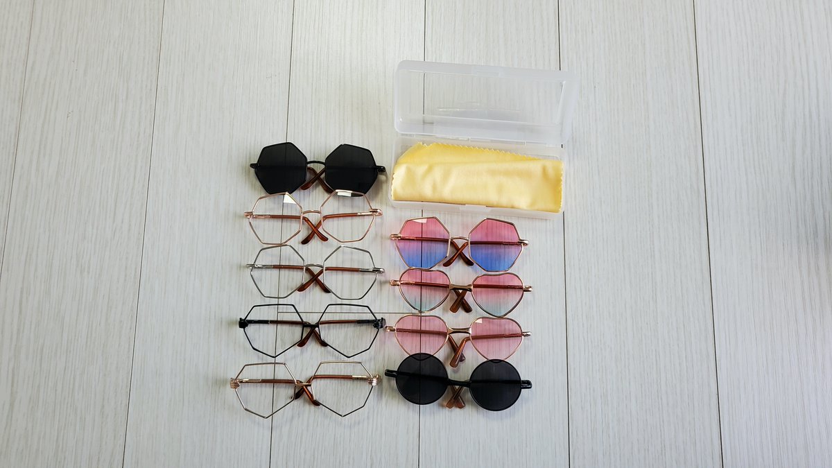 🌸깜짝‼️ 안경 세일🌸

안경 개당3000원 
안경케이스+안경닦이 별도 1000원 
안경 사이즈: 10cm
안경케이스는 사진에 있는 안경케이스로 보내드려요.

배송은 반값택배 가능하며 반값택배는 1600~1800원
혹씨나 일반 택배 원하실 경우 일반택배 3000원
디엠으로 문의 주세요😊