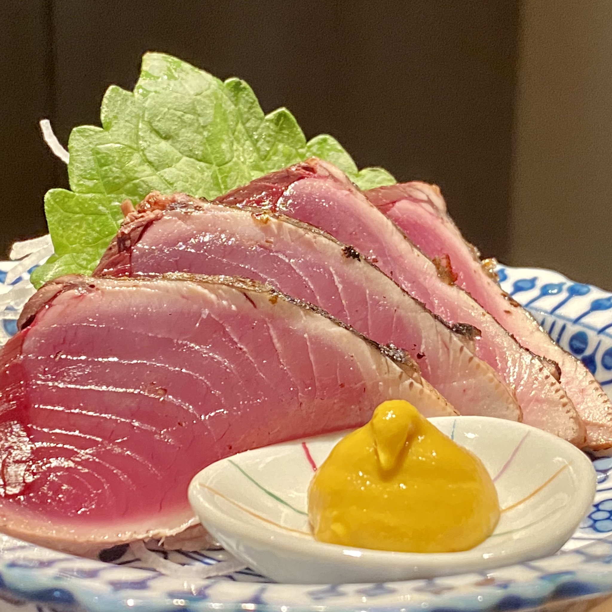 シロン ダルマカツオ カツオってついてるけどメバチマグロの幼魚ですね 熊本人は大体マグロの幼魚はカツオ って言いますな ちなみにキハダの子供はシビカツオ カツオとマグロは別もんだけど でもダルマはカツオでもマグロでも美味いからいいや 塩タタキ