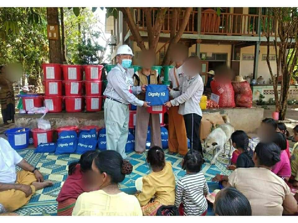 With <a href="/ICRC/">ICRC</a> we provided 180 displaced families who arrived in Hsipaw Township, Northern #Shan State from surrounding villages, with personal hygiene items &amp; dignity kits for women. We also helped to build a temporary toilet facility for their use #Myanmar #Everywhereforeveryone
