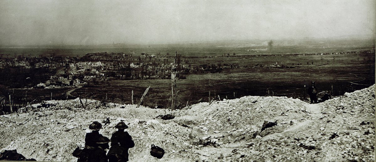  #Arras104:  #OTD in 1917 British & Commonwealth soldiers took part in the opening phase of the Battle of Arras. In the North, the Canadians took Vimy Ridge after five days of fighting & over 10,000 casualties. [thread]