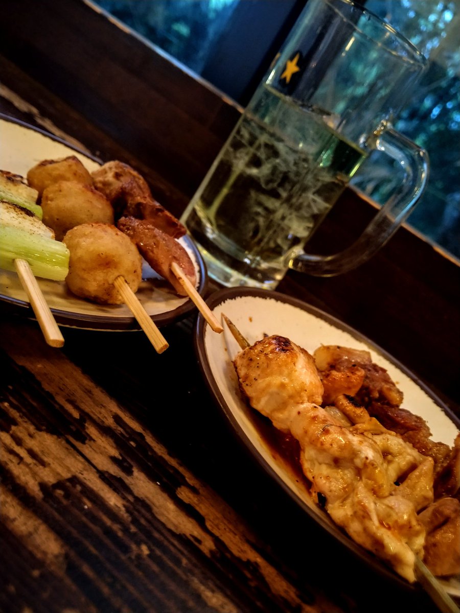 よしこ ライブ前 いせやで一人で飲んでる 焼き鳥のたれと塩を おまかせ で頼んだとき ちゃんとその部位 に合った方に分けて出してくれる焼き鳥屋は 私の中で良い店に認定されます