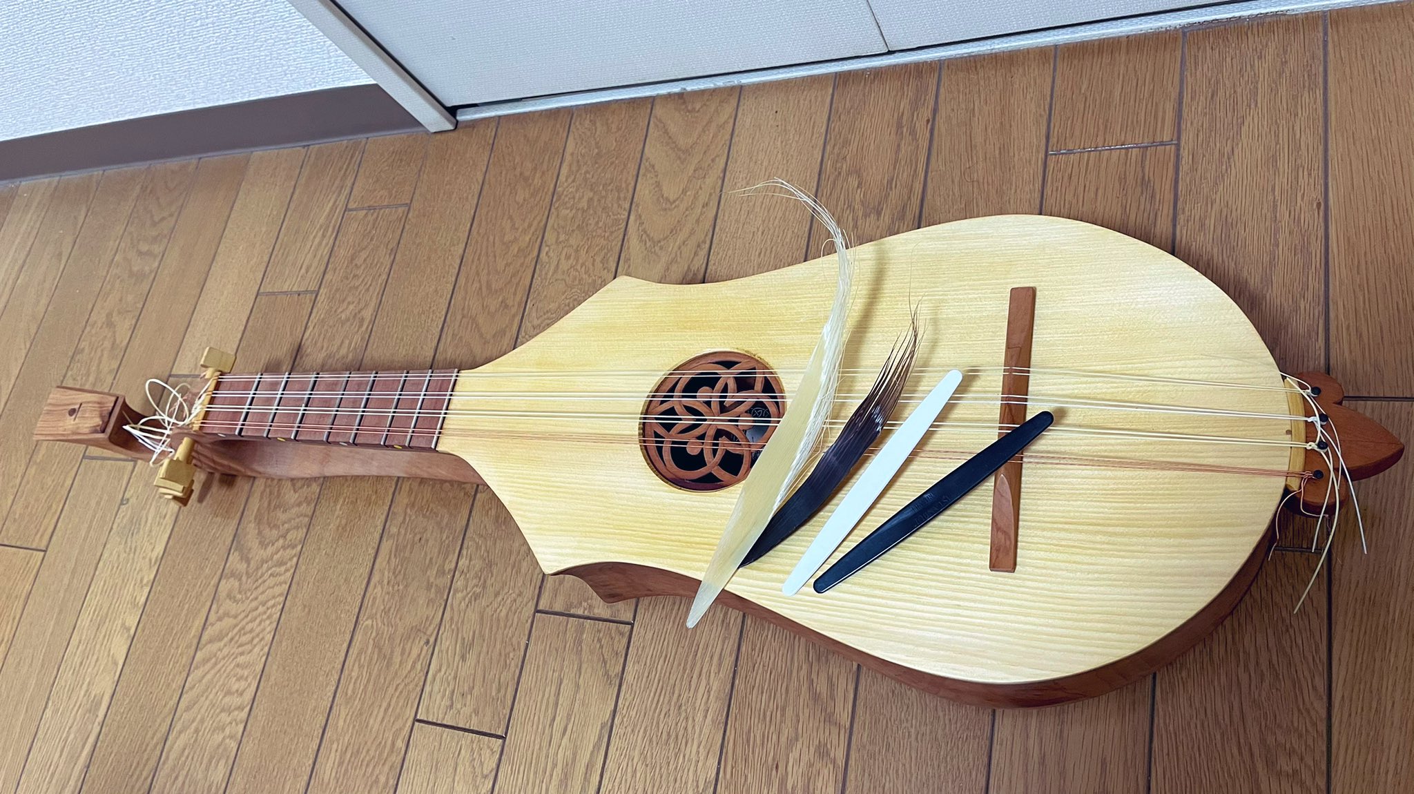 久野幹史 リュート奏者 中世楽器 シトールのプレクトラム 中東系楽器を取り扱っているショップで 廉価ウード用リーシャが入荷していたので試しに取り寄せてみた 思ったより柔らかくて 今まで使っていたクジラの髭製の持ち手 絵のような 久野幹史 リュート奏者 中世楽器 シトールのプレクトラム 中東系楽器を取り扱っているショップで 廉価ウード用リーシャが入荷していたので試しに取り寄せてみた 思ったより柔らかくて 今まで使っていたクジラの髭製の持ち手 絵のような