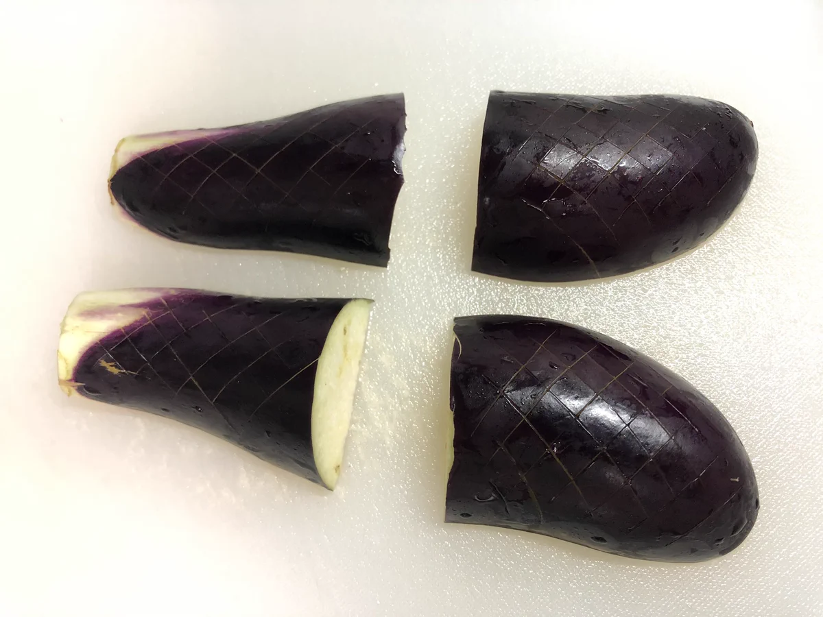 秋のイメージが強い「なす」ですが、実は春も旬なのです。もし冷蔵庫にあったらホットサンドメーカーで焼いてみて。