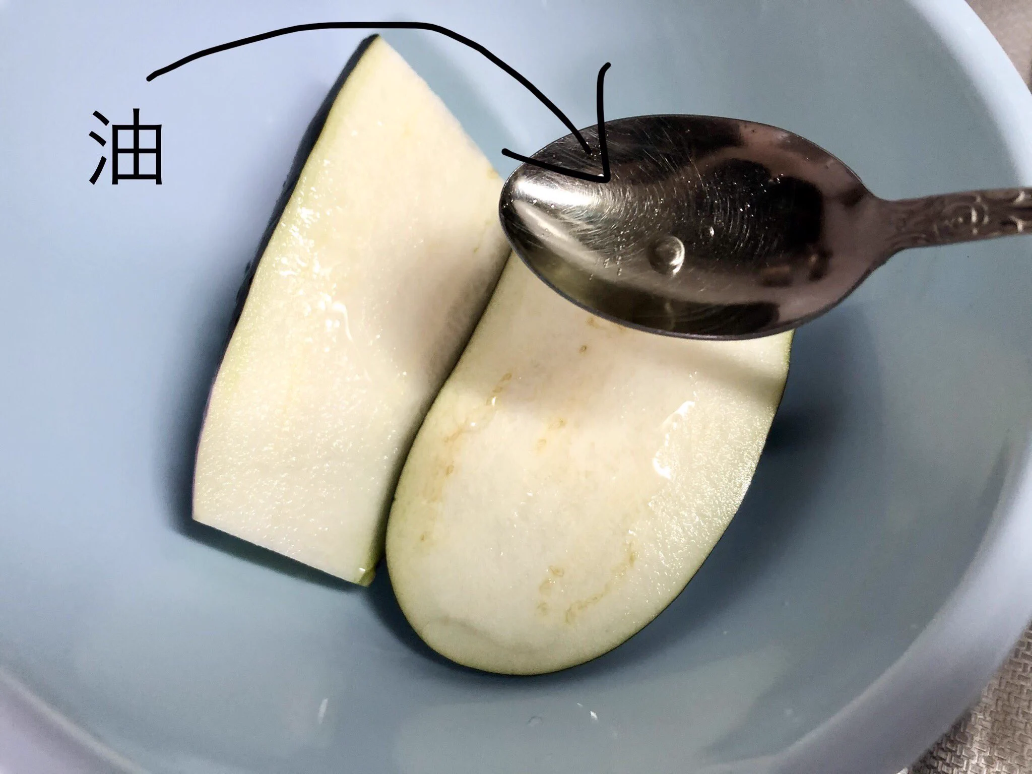 秋のイメージが強い「なす」ですが、実は春も旬なのです。もし冷蔵庫にあったらホットサンドメーカーで焼いてみて。