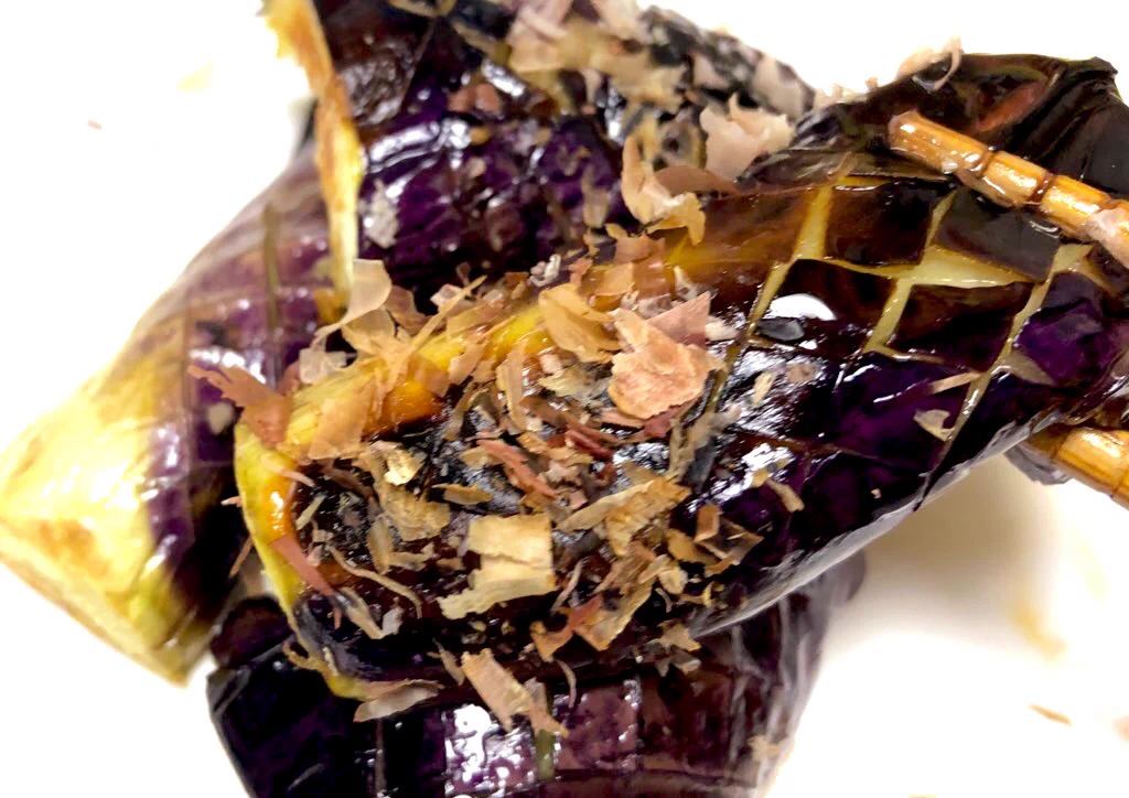 秋のイメージが強い「なす」ですが、実は春も旬なのです。もし冷蔵庫にあったらホットサンドメーカーで焼いてみて。