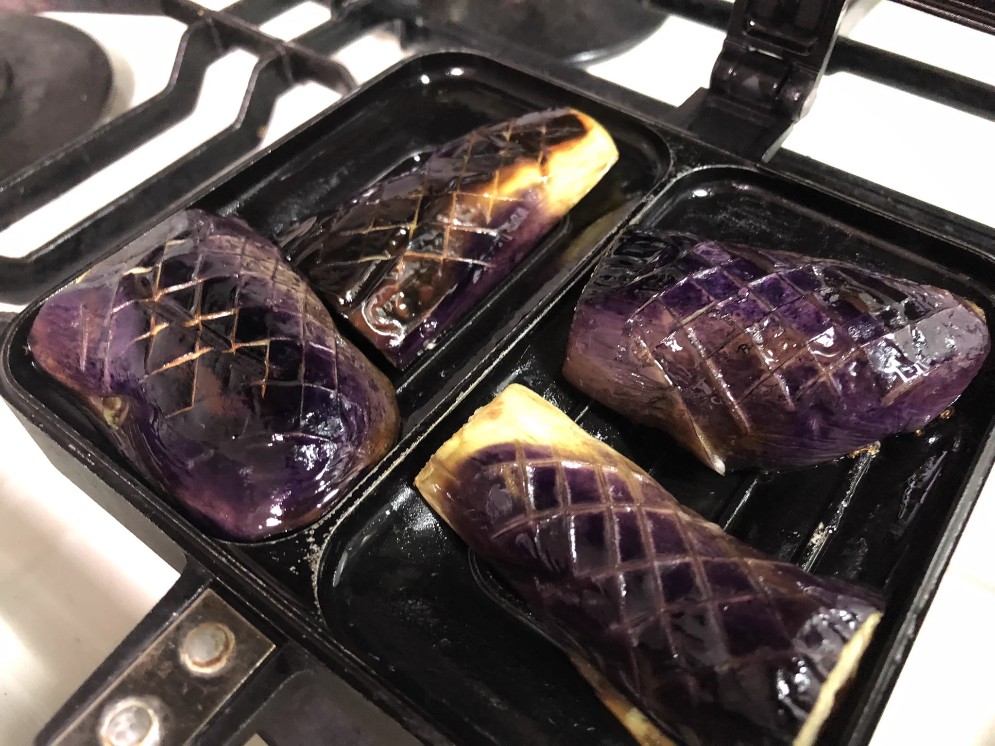 秋のイメージが強い「なす」ですが、実は春も旬なのです。もし冷蔵庫にあったらホットサンドメーカーで焼いてみて。