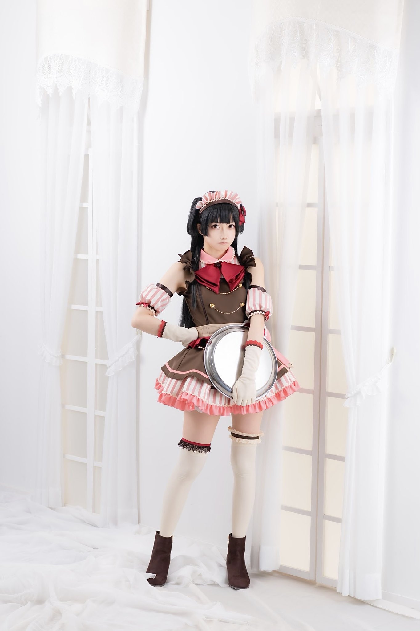 つばき メイド服ぽいしシルバーのトレイ使って撮影しよ て思って持ってみたらギャルゲーに出てくるツンデレキャラみたくなってしまった冬優子のコス写真 T Co C0vfv43vvh Twitter