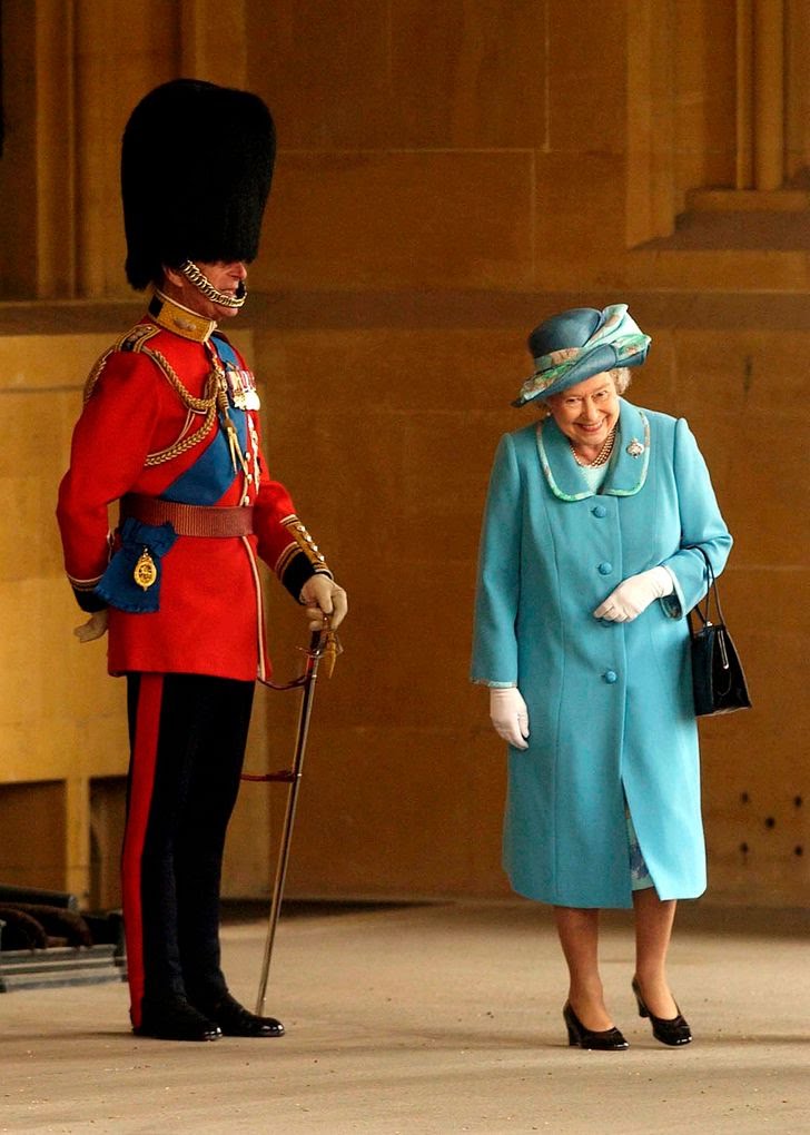 La Reine Elisabeth prise d'un fou rire alors que son mari la surprenait, déguisé en garde royal. Un mariage de 73 ans 🙂