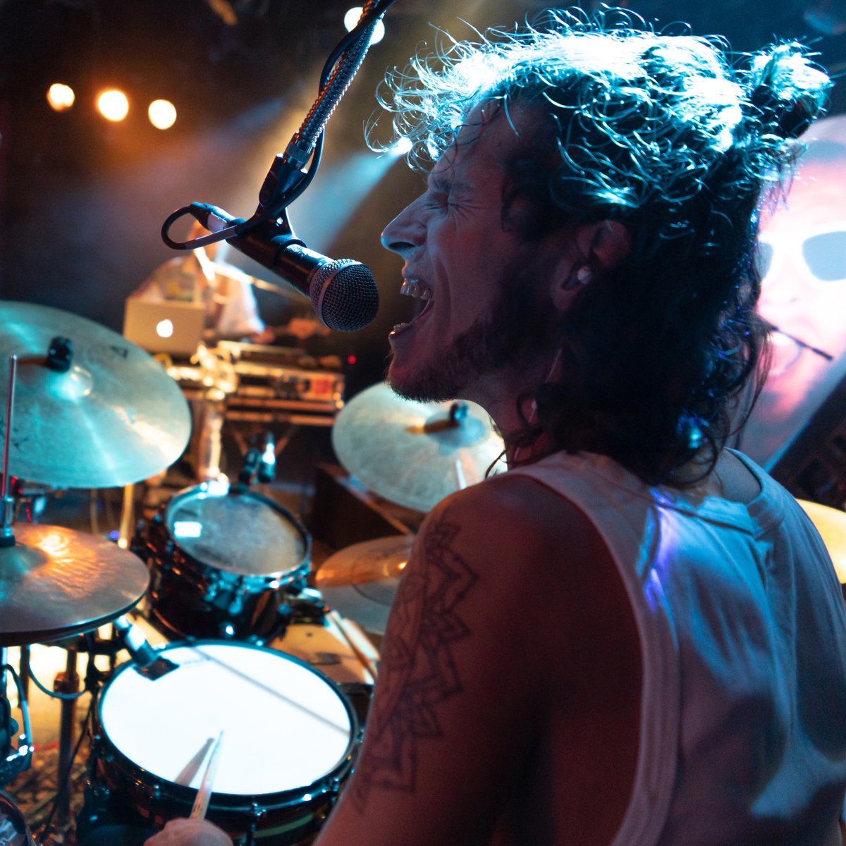 Popronde Den Bosch organiseert een livestream met zes totaal verschillende toffe acts waarmee je de gehele zondag zoet zal zijn. Zo krijgen deze artiesten dit jaar nog de aandacht die ze verdienen en heb jij een een zeer fijne zondag! Check: bit.ly/2PyoZyr