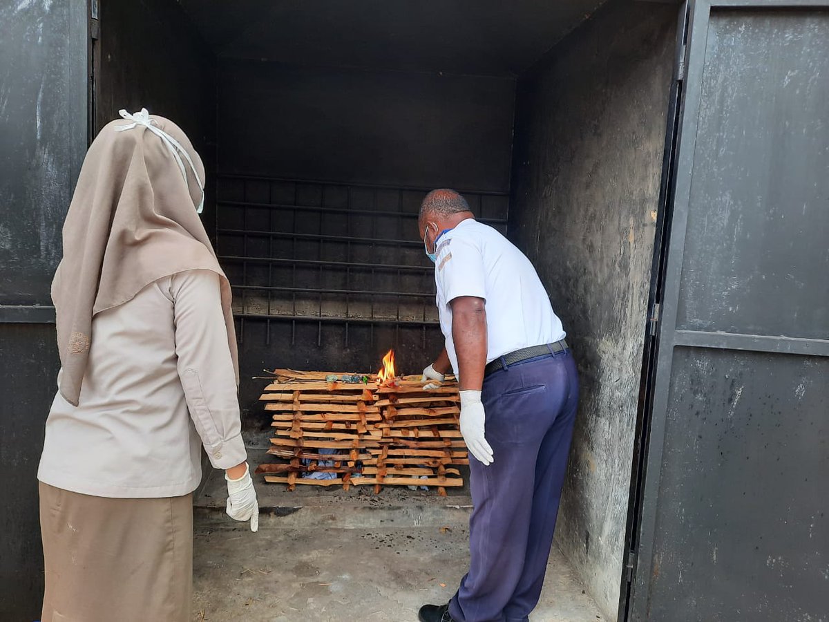 karantina_PBD's tweet photo. Tak kunjung ada respon pemilik Petugas Karantina Pertanian Wilker Kaimana musnahkan love bird sebanyak 8 ekor (09/04). "Sebelumnya burung tersebut ditahan melalui Pelut Kaimana via Kapal KM. Senja Papua karena tidak dilengkapi dokumen dari daerah asal" Sahut ayu selaku putugas. https://t.co/Jh5XBAivkA