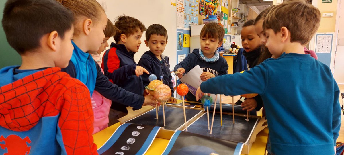 SalleHorta's tweet photo. El Pablo ha volgut compartir amb la classe dels pingüins els seus coneixements sobre planetes🌏🌞🪐🌙.Tenim un futur mestre en camí👨‍🏫👨‍🎓

#ITuQuèTries #LaSalleEtTriaATu #SomLaSalle #MiraMésEnllà #lasallehorta #sallehorta @apasor_bcn https://t.co/VvJHnuGhmE