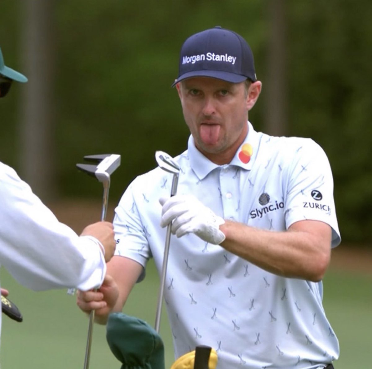 First round leader 😝🌹 #themasters 

Do you think Justin Rose can hold onto his lead and win the green jacket?