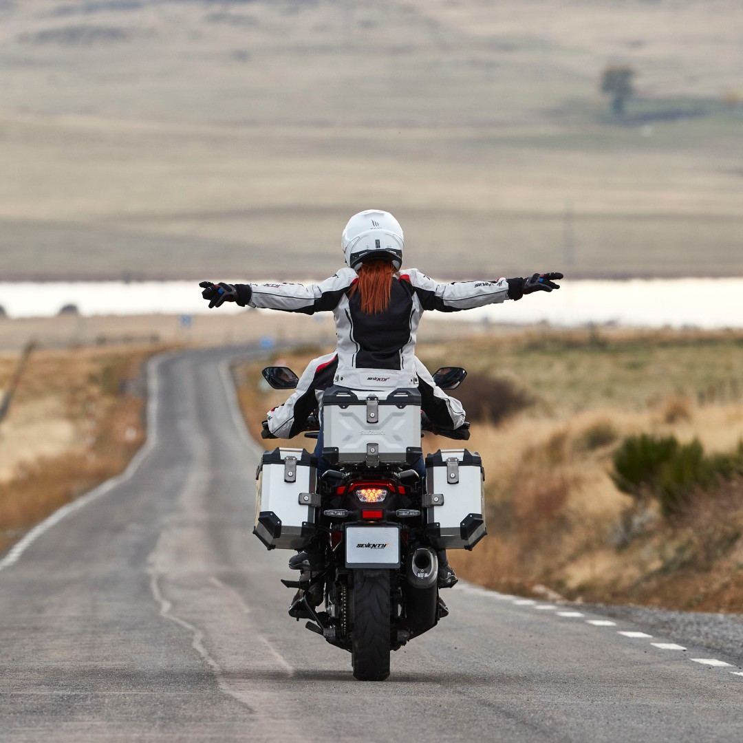 Seventy_Degrees's tweet image. Cada vez falta menos para que podamos volver a recorrer nuestras carreteras sin límites. Pero eso sí, ahora y siempre, equipados con Seventy Degrees. Descubre todos nuestros productos en la web (link en BIO)
#SeventyDegrees #BreakingTheLimits