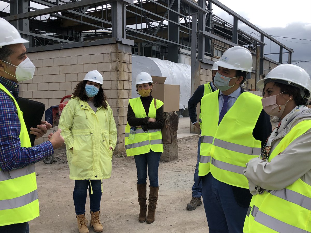 fmartinezarroyo's tweet photo. En #Puertollano, con su alcaldesa @isabelrguez. Visitando las obras del proyecto que #Sandach realizará en #CLM. En los antiguos terrenos de #Encasur. Prevé la creación de 34 empleos y una inversión cercana a los 9M€. #Economíacircular en el ámbito sociosanitario-ganadero. https://t.co/YqxaU4HbcI
