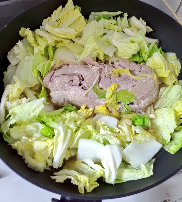 鍋くおうってなって作ってたけど怠惰の権化なので肉を解凍せずにそのままブチ込んだけどこのままではハンバーグができてしまう…………"力"でほぐそうとしたら粉々にしてしまう気しかしない 