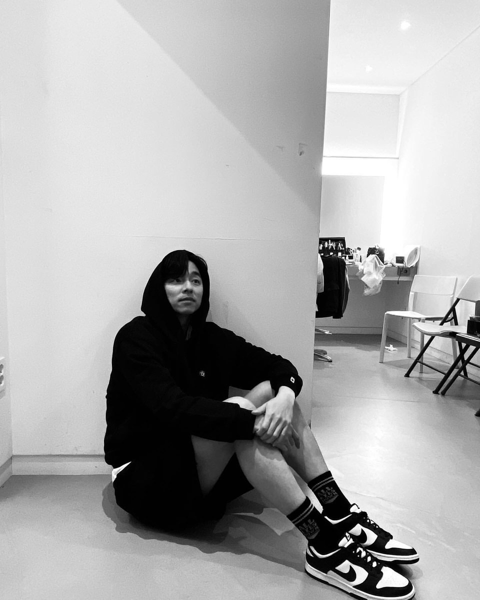 床に座りこんで特大フィギュアで遊ぶ少年ジチョル41歳😂あーーもう体育座りは気をつけないと🙈無邪気すぎてこっちがドキドキするわ、、、あとそろそろディスカバリーさん嫉妬するからプラベでballoonの宣伝もほどほどにね〜

#コン・ユ 
#徐福とのギャップがしんどい