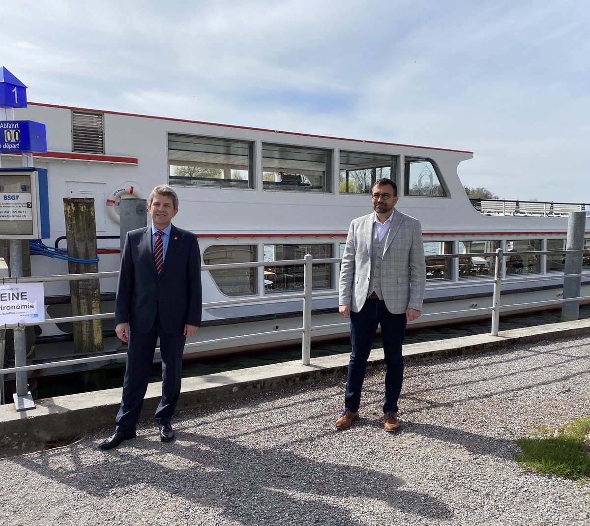 Élections au Conseil exécutif: <a href="/fehr_e/">Erich Fehr</a> se présente et <a href="/hegullotti/">Hervé Gullotti</a> se retire. Le <a href="/spkantonbern/">SPBE</a> vise à reconquérir la majorité rose-verte. Détails et réactions demain dans le @JournalduJura 📰
#élections <a href="/cantondeberne/">Canton de Berne</a>