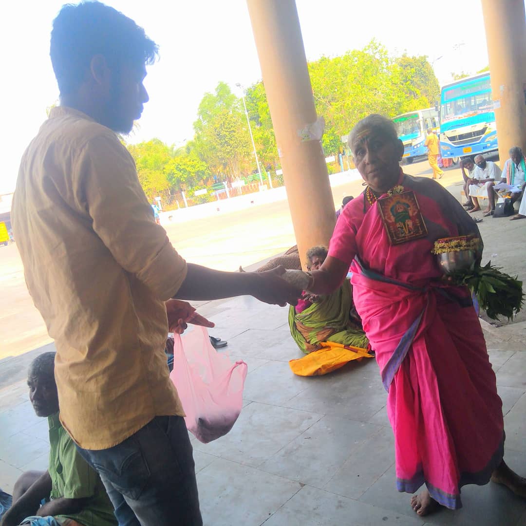 Kaapaantrust's tweet photo. #காப்பான்அறக்கட்டளை #சார்பாக #பசியில்லாபழநி #திட்டத்தின்கீழ் #431ஆம் #நாளான #இன்று #சாலைஓரங்களில் #வசிக்கும் #ஆதரவற்ற #நபர்களுக்கு #உணவு #வழங்கப்பட்டது..!!! https://t.co/tGcUrISFs1