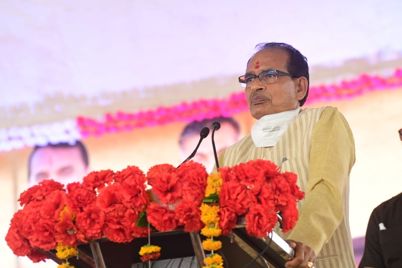 OfficeofSSC's tweet image. प्यार से यदि मनाया जाए तो पत्थर भी पिघल जाता है। सभी कार्यकर्ता बाहर निकलें, अधिक से अधिक लोगों को @BJP4MP के जीतने के लाभ बताएँ! उन्हें भाजपा को आशीर्वाद देने के लिए अनुरोध करें।: मुख्यमंत्री श्री @ChouhanShivraj #BJP4Damoh